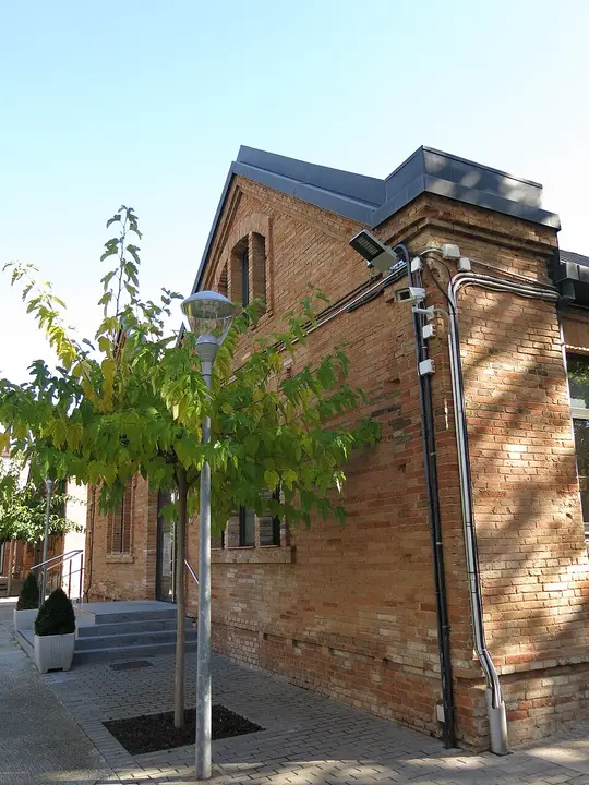 Edificio de ladrillo del Asil Roca i Pi, en Badalona