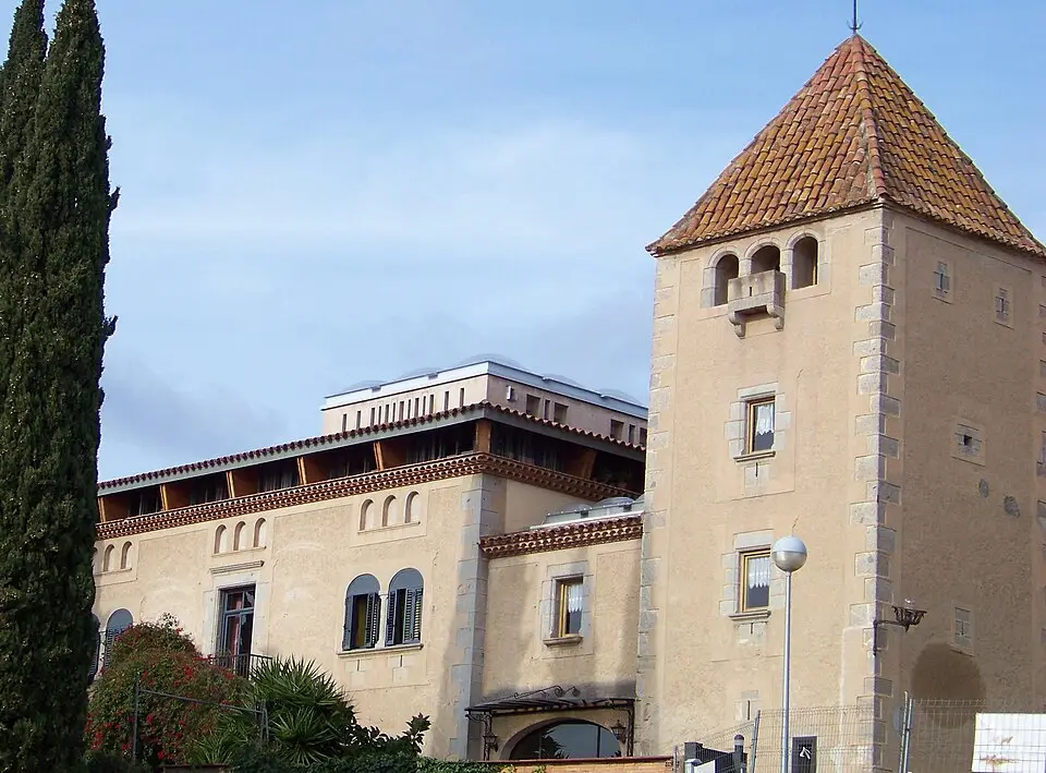 Edificio con torre de la Residencia Bellaire, en Cabrils