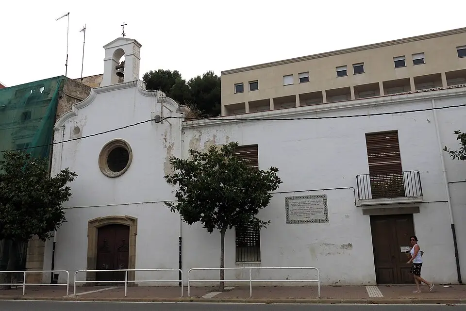 Antiguo hospital y capilla en la calle Vall de Canet de Mar, sede de la Residència Guillem Mas