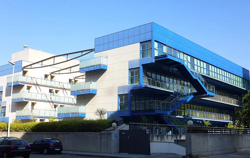 Fachada azul y blanca del Centre Residencial Blau Almeda