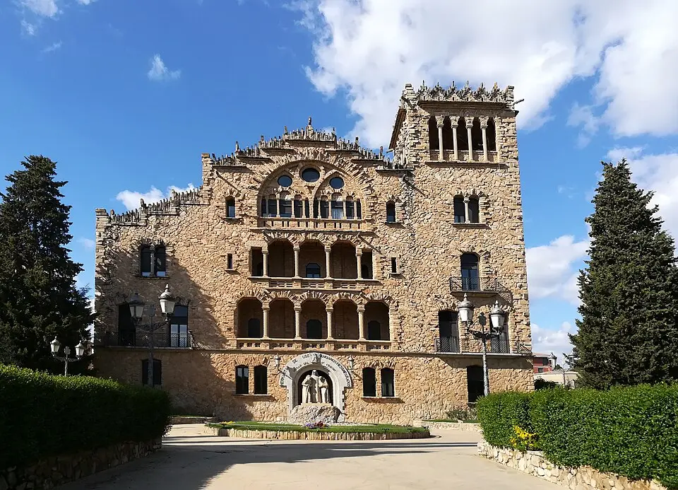 Fachada de piedra con torre del Asil del Sant Crist, en Igualada