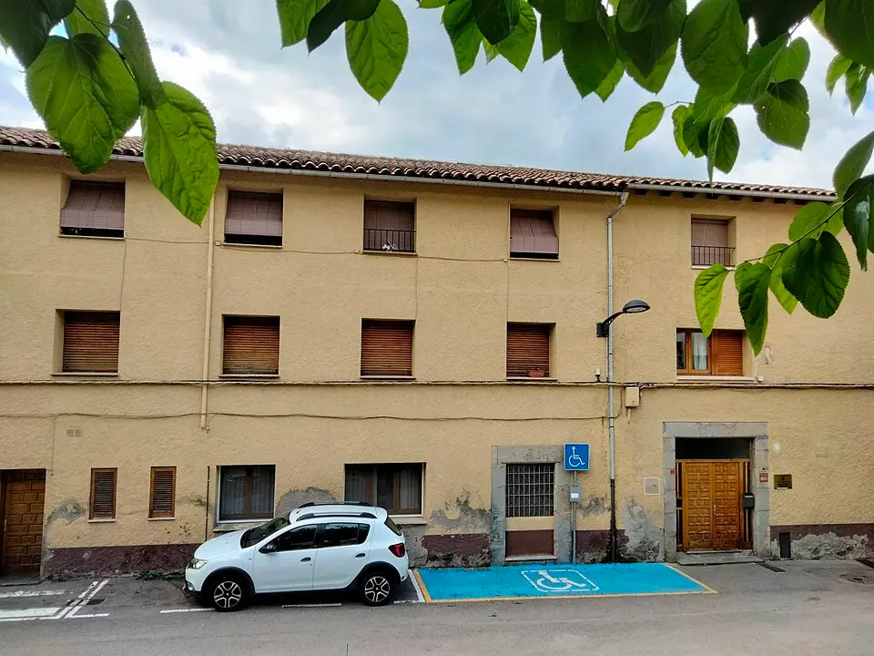 Fachada de la residencia municipal de Sant Quirze de Besora, en la calle dels Patis