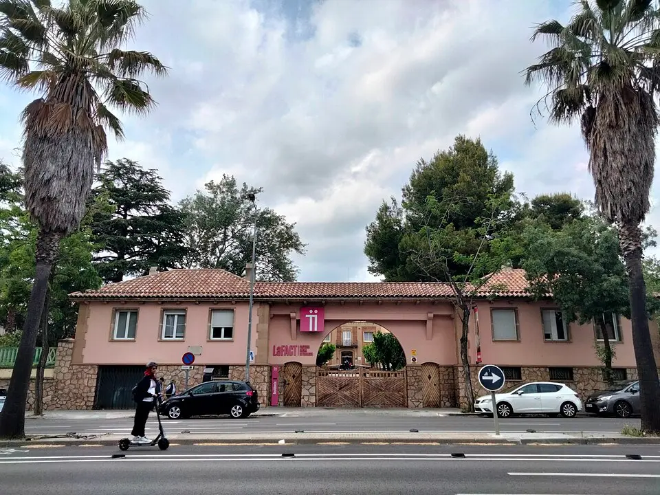 Entrada de LaFACT Residència, en la avenida Abat Marcet de Terrassa