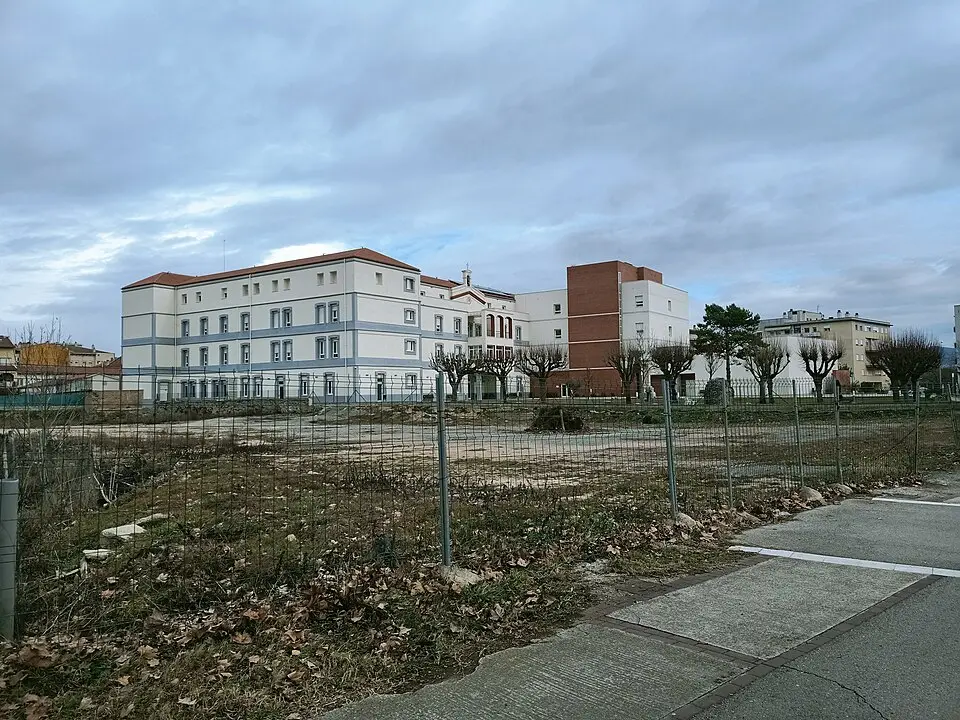 Vista lejana del edificio de las Germanetes dels Pobres de Vic