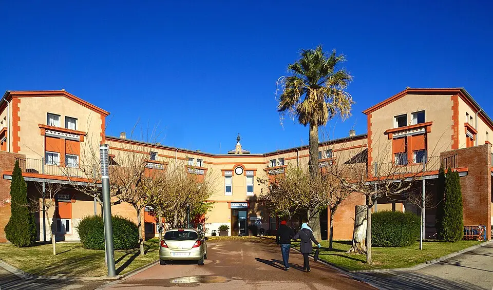 Entrada principal del Asil Duran, con jardín, en Castelló d'Empúries