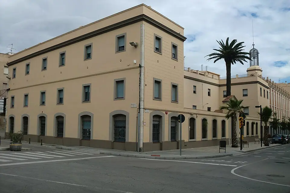 Edificio del Asil Vilallonga en una esquina de Figueres